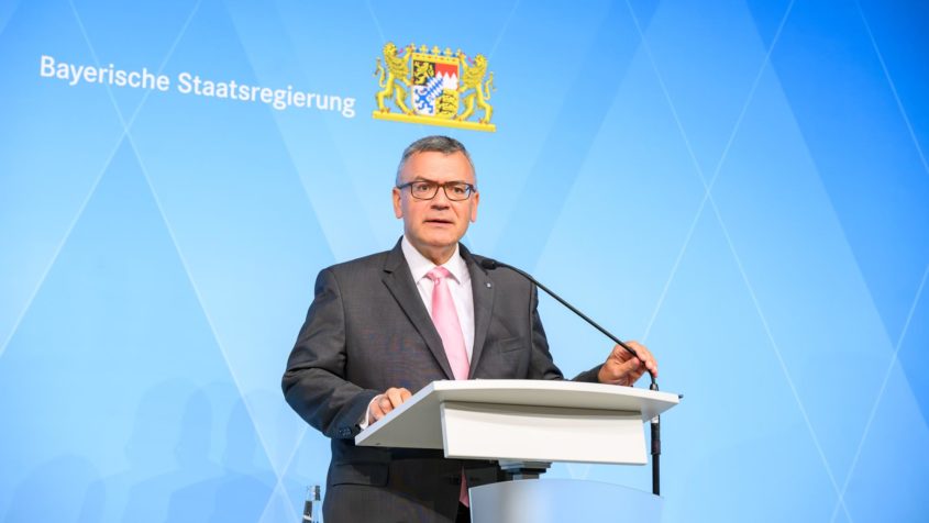 In einer Pressekonferenz informiert Staatskanzleiminister Dr. Florian Herrmann über die wesentlichen Ergebnisse der Kabinettssitzung.