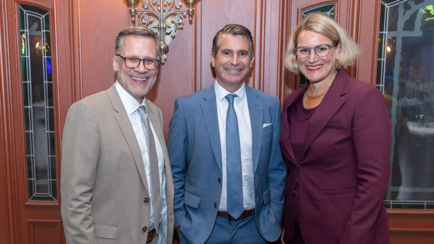 Der Präsident der Deutschen Gesellschaft für Luft- und Raumfahrt Lilienthal-Oberth e. V., Roland Gerhards, Europaminister Eric Beißwenger und Augsburgs Oberbürgermeisterin Eva Weber (v.l.n.r.) beim Staatsempfang anlässlich des 74. Deutschen Luft- und Raumfahrtkongresses. © Peter Fastl
