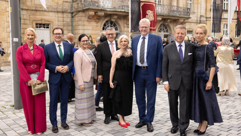 Eröffnung des Bayreuth Baroque Opera Festivals 2025 im Markgräflichen Opernhaus Bayreuth unter anderem mit Renate Thalhammer-Herrmann (3. von links), Staatsminister Dr. Florian Herrmann (4. von links) und Bayreuths Oberbürgermeister Thomas Ebersberger (3. von rechts). © Clemens Manser Photography