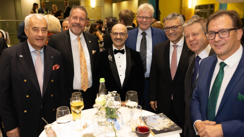 Gruppenbild unter anderem mit dem Beauftragten der Bayerischen Staatsregierung für jüdisches Leben und gegen Antisemitismus, für Erinnerungsarbeit und geschichtliches Erbe, Dr. Ludwig Spaenle (links), Bayreuths Oberbürgermeister Thomas Ebersberger (4. von rechts) und Staatsminister Dr. Florian Herrmann (3. von rechts). © Clemens Manser Photography