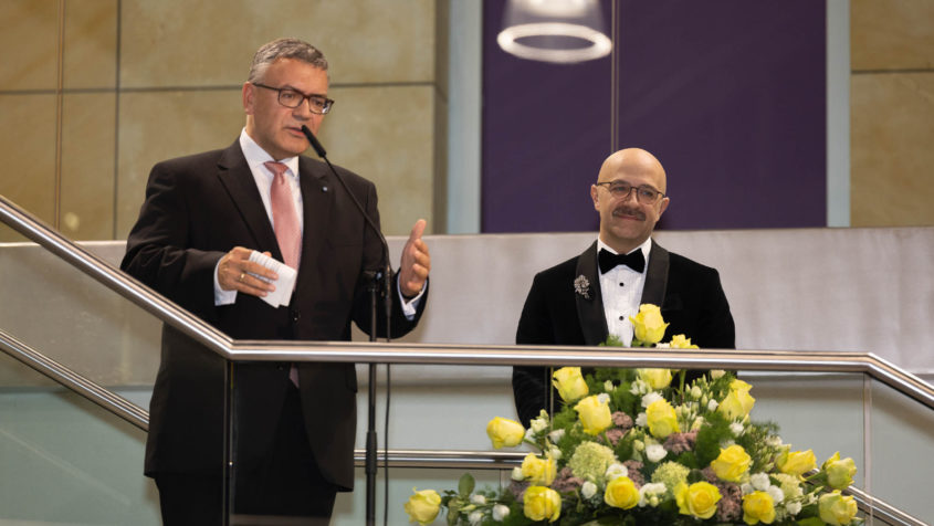 Staatsminister Dr. Florian Herrmann begrüßt die Gäste zum Staatsempfang anlässlich der Eröffnung des Bayreuth Baroque Opera Festivals 2025. © Clemens Manser Photography