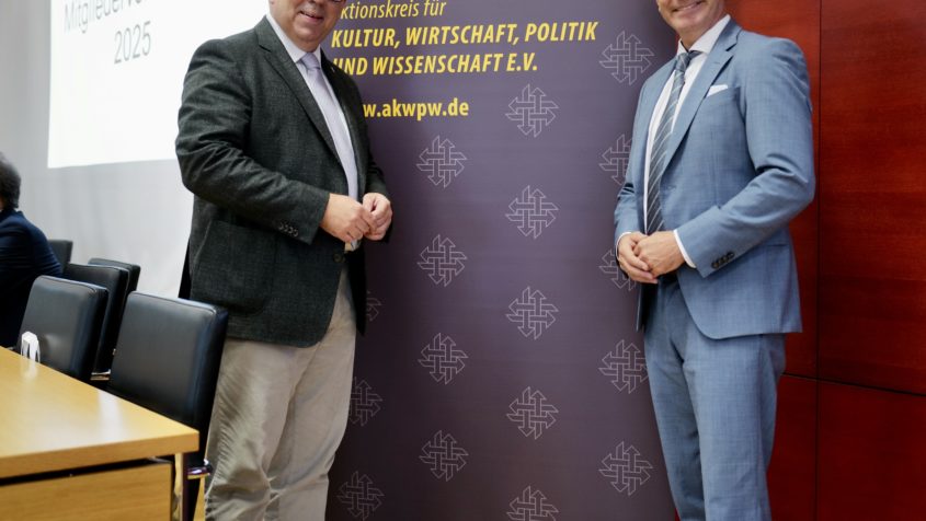 Der Vorsitzende des Aktionskreises für Kultur, Wirtschaft, Politik und Wissenschaft e.V., Tobias Kurzmaier (links), und Europaminister Eric Beißwenger (rechts), bei der Mitgliederversammlung 2025 des Aktionskreises für Kultur, Wirtschaft, Politik und Wissenschaft e.V. © PETRA RUEHLE photography