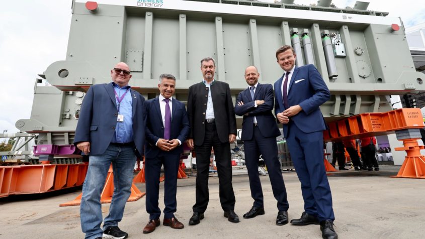 Gruppenbild unter anderem mit dem Werksleiter von Siemens Energy in Nürnberg, Nevzat Oezcan (2. von links), Ministerpräsident Dr. Markus Söder (Mitte), dem Vorstandsvorsitzenden der Siemens Energy AG, Dr. Christian Bruch (2. von rechts), und Nürnbergs Oberbürgermeister Marcus König (rechts).