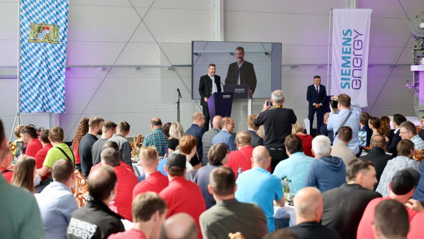 "Nürnberg wird ein Zentrum der Energiewende: Mit einer Investition von 220 Mio. Euro schafft Siemens Energy 350 moderne Arbeitsplätze dort, wo seit über einem Jahrhundert bereits erfolgreich Energiegeschichte geschrieben wird. Mit bis zu 20 Mio. Euro stärken wir allein bei diesem Projekt die Forschung und Entwicklung." - Ministerpräsident Dr. Markus Söder.