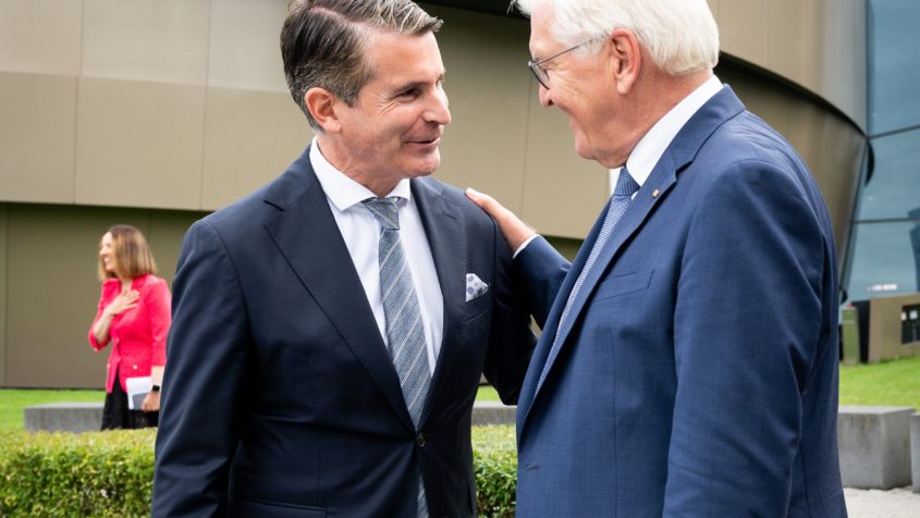 Europaminister Eric Beißwenger (links) und Bundespräsident Dr. Frank-Walter Steinmeier (rechts) vor der Europäischen Südsternwarte (ESO) in Garching bei München. © Bundesregierung / Sandra Steins