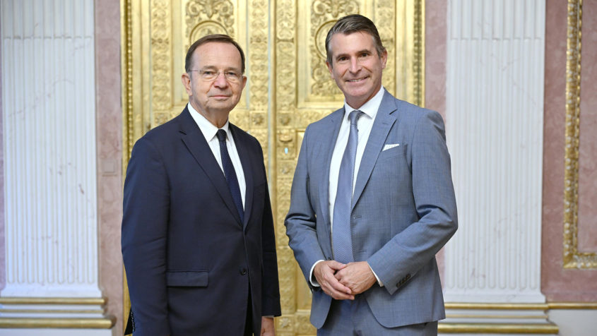 Europaminister Eric Beißwenger (rechts) empfängt den Marschall der Woiwodschaft Karpatenvorland, Wtadyslaw Ortyl (links).