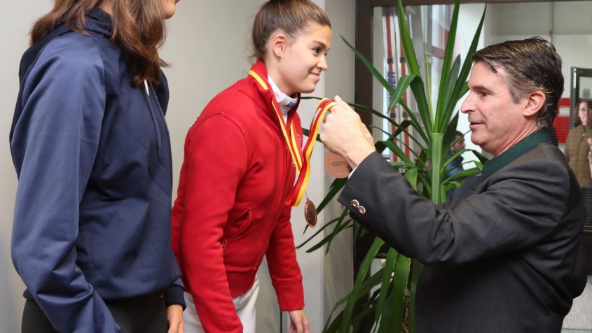 2510019_29. Internationales Kaufbeurer Fünfknopfturnier Fechten_FR_1 Bei der Siegerehrung: Europaminister Eric Beißwenger überreicht die Medaillen.