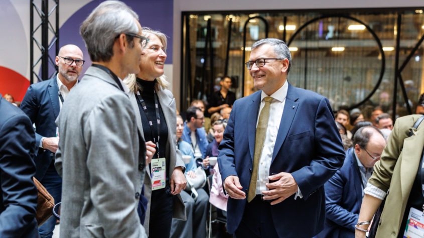 Medienminister Dr. Florian Herrmann: "Bayern ist ein starker Medienstandort! Diese Woche trifft sich wieder die gesamte Branche bei den Medientagen München. Unter dem Motto 'WTFuture?!' richten die Medientage den Blick auf die Zukunft der Medienwelt: Die rasante Transformation der Branche führt zu einer zunehmend fragmentierten Medienöffentlichkeit."