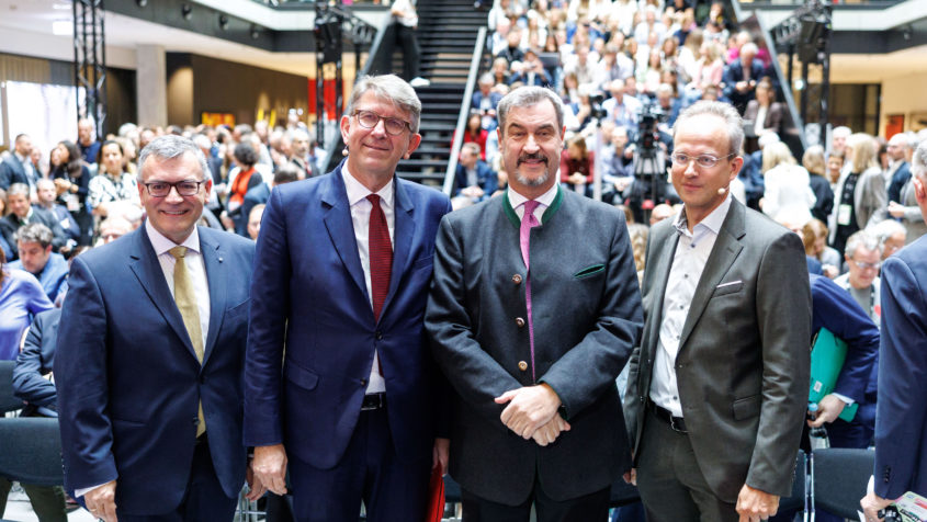 Bayerns Medienminister Dr. Florian Herrmann, Medienstaatsminister Wolfram Weimer, Ministerpräsident Dr. Markus Söder und Dr. Thorsten Schmiege, Präsident der Bayerischen Landeszentrale für neue Medien v.l.n.r. bei der Eröffnung der Medientage München.