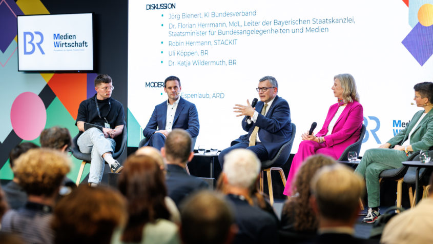 Medienminister Dr. Florian Herrmann, Bildmitte, beim Panel-Talk "Europas Medien und KI. Warum Infrastruktur jetzt sexy ist" mit u.a. der Intendantin des BR, Katja Wildermuth, rechts von ihm.