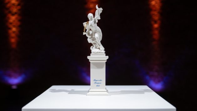 251023_Verleihung des Bayerischen Printpreises_FR_3 Das Preissymbol ist die Siegesgöttin Nike, eine Figur aus der Porzellan Manufaktur Nymphenburg.