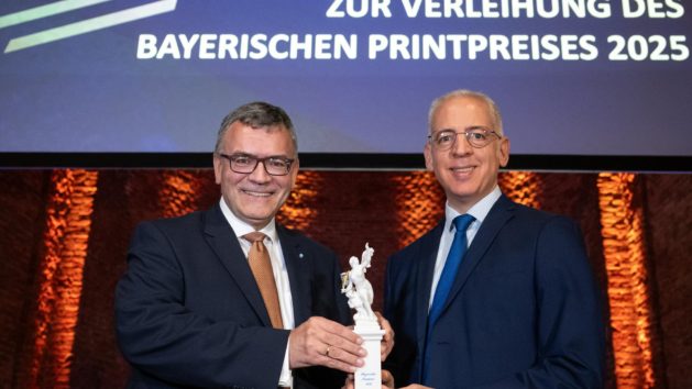 251023_Verleihung des Bayerischen Printpreises_FR_4 Bayerischer Printpreis 2025: Medienminister Dr. Florian Herrmann übergibt den Ehrenpreis des Bayerischen Ministerpräsidenten an Roland Schreiner, Geschäftsführender Gesellschafter der Schreiner Group in Oberschleißheim bei München.