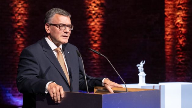 251023_Verleihung des Bayerischen Printpreises_FR_2 Medienminister Dr. Florian Herrmann: "Mit der Auszeichnung würdigt die Bayerische Staatsregierung die besonderen Verdienste Schreiners um den Druck- und Medienstandort Bayern. Mit Roland Schreiner ehren wir eine herausragende Unternehmerpersönlichkeit, die beispielhaft zeigt, wie Tradition und Fortschritt zusammenwirken."