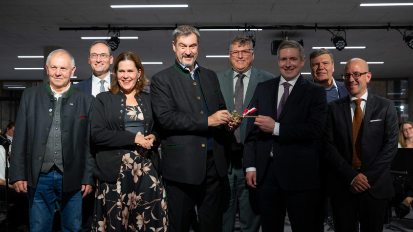 20251028-Gymnasium-Karslfeld-013 Gruppenbild zur Einweihung des neu errichteten Gymnasiums Karlsfeld ...