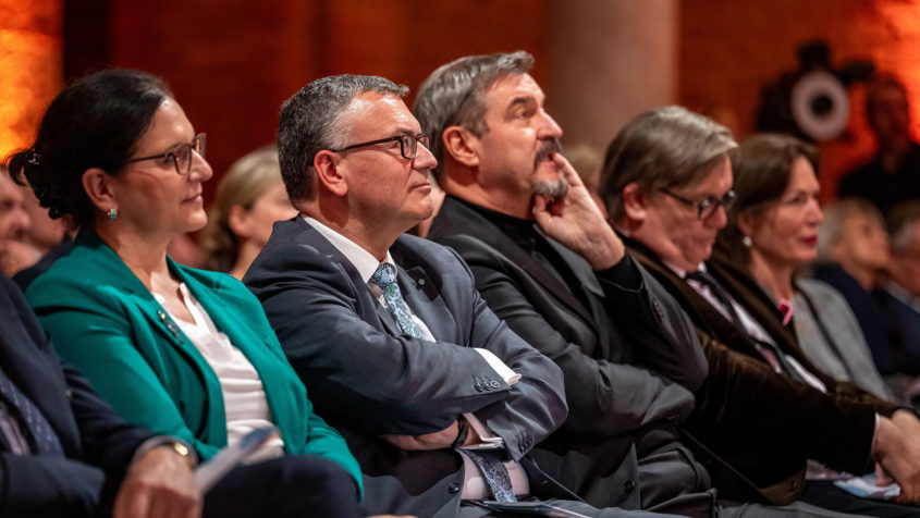 251028_Verleihung Bayerischer Buchpreis 2025_FR_5 Renate Thalhammer-Herrmann, Medienminister Dr. Florian Herrmann, ...