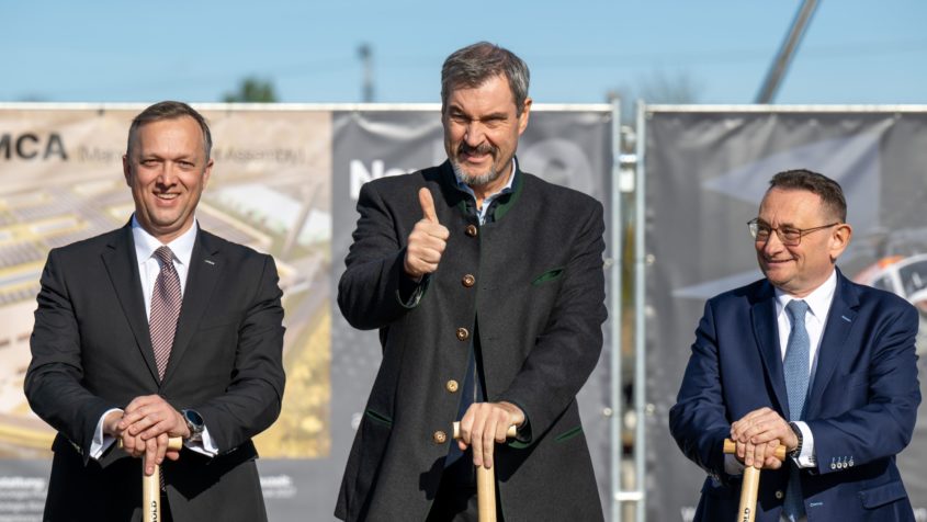 V.l.n.r. :Stefan Thomé, Airbus CEO, Ministerpräsident Dr. Markus Söder und Staatssekretär Ulrich Lange, MdB beim feierlichen Spatenstich für ein neues Produktionsgebäude sowie angeschlossenes Bürogebäude der Airbus Helicopters Deutschland GmbH in Donauwörth.
