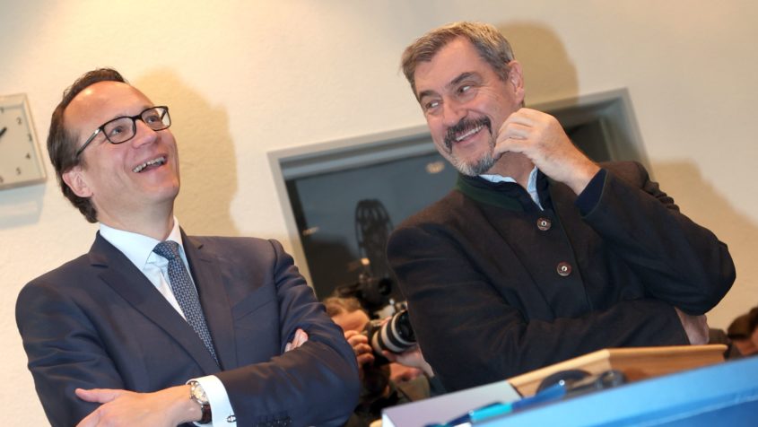 Ministerpräsident Dr. Markus Söder, rechts im Bild, im Gespräch mit dem Vorstandsvorsitzenden der RWE AG, Dr. Markus Krebber.