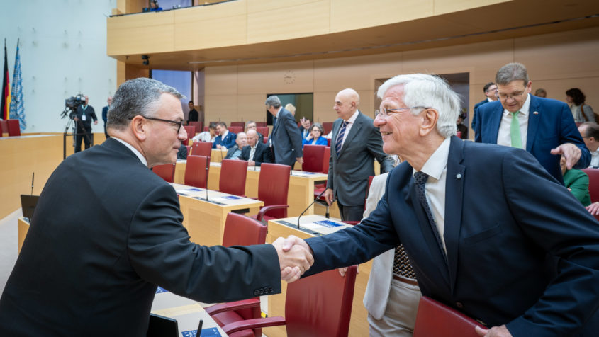 Staatsminister Dr. Florian Herrmann, links im Bild, mit dem bayerischen Landesvorstand des Bundes der Vertriebenen, Christian Knauer.
