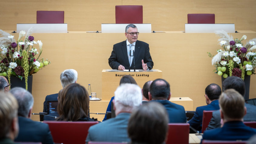 Dr. Florian Herrmann hält eine Rede anlässlich des Gedenkaktes „80 Jahre Flucht und Vertreibung – 75 Jahre Verständigung“ im Bayerischen Landtag.