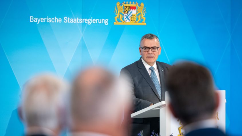 Staatsminister Dr. Florian Herrmann hält eine Rede anlässlich des Empfangs der bayerischen Exzellenzcluster im Kuppelsaal der Staatskanzlei.