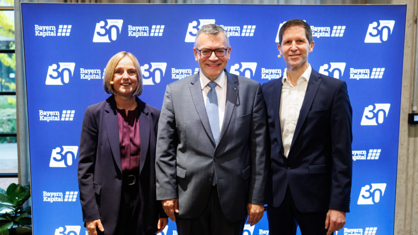 Staatsminister Dr. Florian Herrmann, Bildmitte mit den beiden Geschäftsführern der Bayern Kapital GmbH, Monika Steger, links im Bild, und Markus Mrachacz, rechts im Bild.