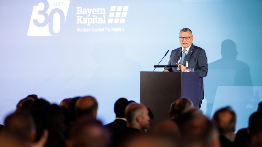 Staatsminister Dr. Florian Herrmann hält eine Rede anlässlich 30 Jahre Bayern Kapital GmbH.