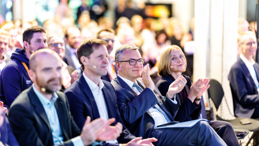 Staatsminister Dr. Florian Herrmann, 2. von rechts, interessiert bei der Veranstaltung anlässlich 30 Jahre Bayern Kapital GmbH.