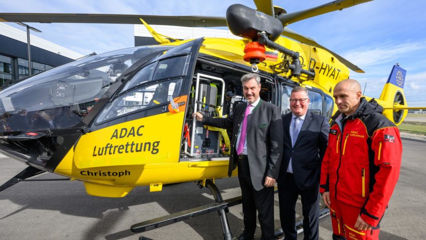 251021_ADAC Luftrettung Campus und 55 Jahre Christoph_FR_3 Ministerpräsident Dr. Markus Söder (links) und der ADAC-Präsident Christian Reinicke (Mitte) vor einem Rettungshubschrauber des ADAC.