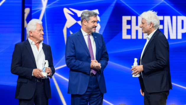 251022_Blauer Panther_FR_2 Ministerpräsident Dr. Markus Söder: "Miami Weiß-Blau – der Ehrenpreis des Ministerpräsidenten beim 'Blauen Panther' geht an ein legendäres Ermittler-Duo: Die Münchner Tatort-Legenden Miroslav Nemec und Udo Wachtveitl gehören seit über 30 Jahren für Krimi-Fans fest zum Sonntagabend. Als 'Batic' und 'Leitmayr' lösen sie nicht nur Fälle, sondern bringen Millionen Menschen immer auch bayerische Eigenheiten näher: Lässig, charmant und manchmal auch ein bisschen grantelnd haben sie Fernsehgeschichte geschrieben und sind echte Botschafter Bayerns."