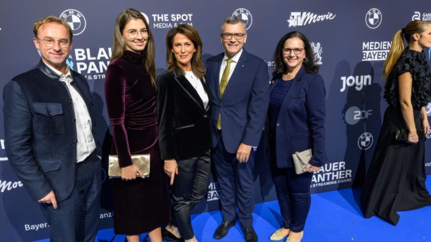 251022_Blauer Panther_FR_6 Weitere Gäste bei der Preisverleihung des Blauer Panther – TV & Streaming Award sind unter anderem der Bürgerbeauftragte der Bayerischen Staatsregierung, Wolfgang Fackler (links), Landwirtschaftsministerin Michaela Kaniber (Mitte), Medienminister Dr. Florian Herrmann (2. von rechts), und Renate Thalhammer-Herrmann (rechts).