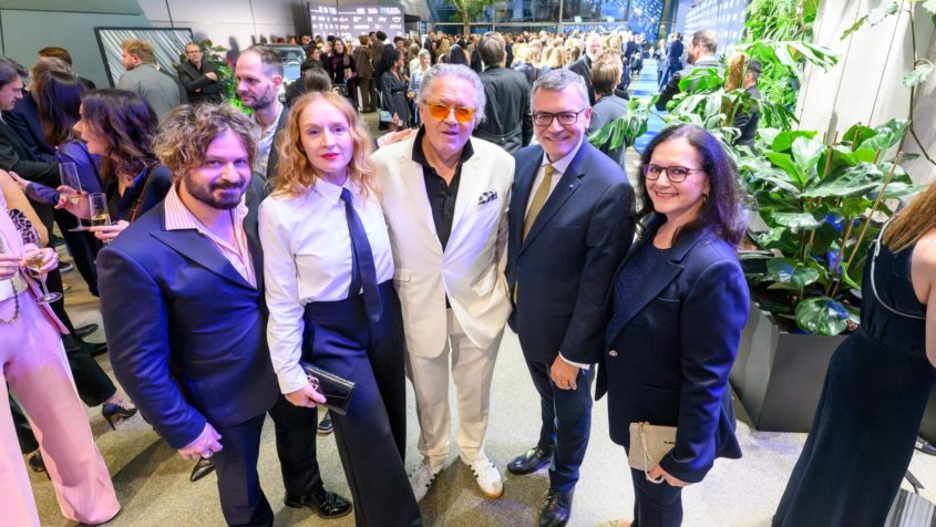 251022_Blauer Panther_FR_5 Gruppenbild mit Medienminister Dr. Florian Herrmann und Renate ...