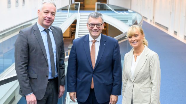 251023_Gespräch mit Katja Hofem und Dr. Wolf Osthaus von Netflix_FR_1 In der Staatskanzlei (v.l.n.r.): Dr. Wolf Osthaus (Senior Director Global Affairs DACH, Benelux & Nordics bei Netflix), Medienminister Dr. Florian Herrmann und Katja Hofem (Vice President Content DACH bei Netflix).
