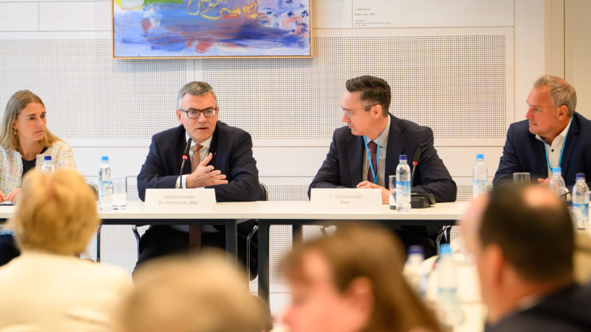 Staatsminister Dr. Florian Herrmann, 2. von links, im Gespräch mit dem Landesvorstand des Bayerischen Realschullehrerverbands e.V. in der Staatskanzlei.