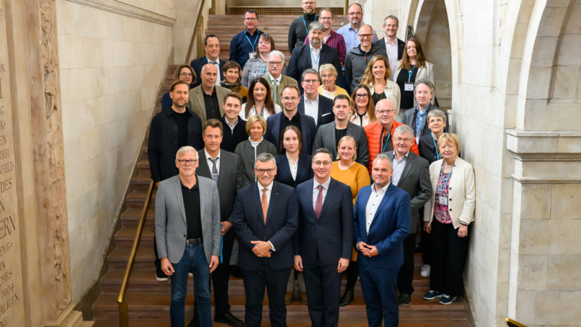 Staatsminister Dr. Florian Herrmann in erster Reihe, 2. von links, mit dem Landesvorstand des Bayerischen Realschullehrerverbands e.V. in der Staatskanzlei.