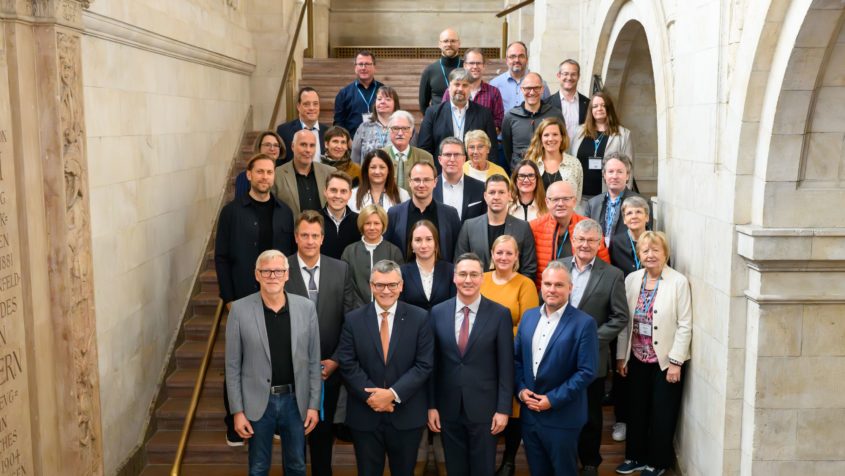 Staatsminister Dr. Florian Herrmann in erster Reihe, 2. von links, mit dem Landesvorstand des Bayerischen Realschullehrerverbands e.V. in der Staatskanzlei.