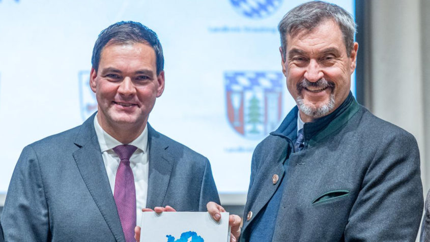 251027_Söder_Aufbruch_jetzt_NDB_865261_169 Der Sprecher der niederbayerischen Landräte, Landrat Sebastian Gruber (links), und Ministerpräsident Dr. Markus Söder (rechts) bei der Übergabe des Maßnahmenkatalogs „Aufbruch jetzt! Niederbayern. – Ein Maßnahmenkatalog zur Stärkung Niederbayerns“.