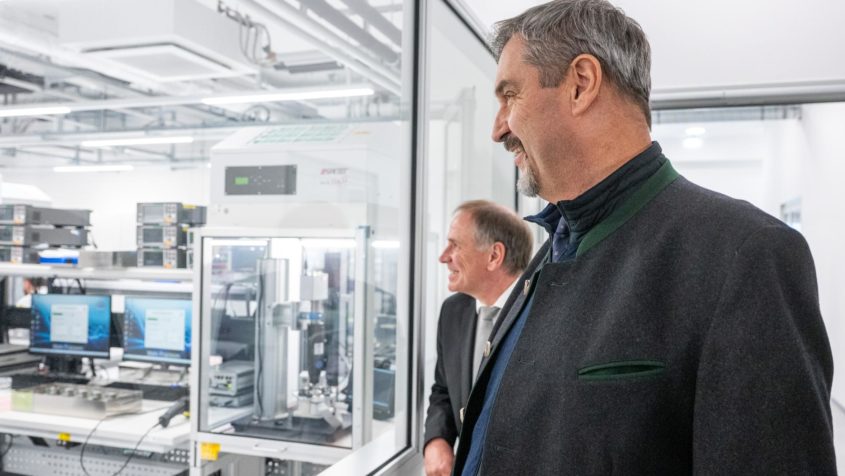251027_Einweihung des Neubaus der Firma Micro-Epsilon_FR_1 Ministerpräsident Dr. Markus Söder bei der Eröffnung des neuen Produktionszentrums der Firma Micro-Epsilon Messtechnik GmbH & Co. KG in Ortenburg im Landkreis Passau.
