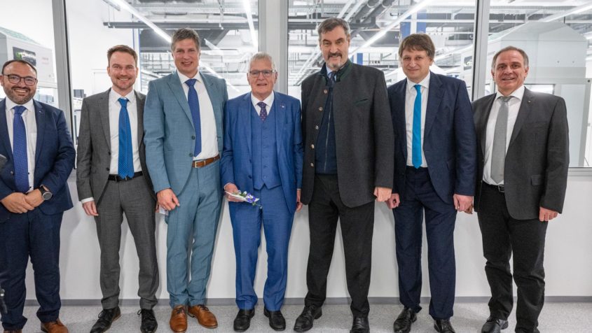 251027_Einweihung des Neubaus der Firma Micro-Epsilon_FR_3 Gruppenbild zur Eröffnung des neuen Produktionszentrums der ...