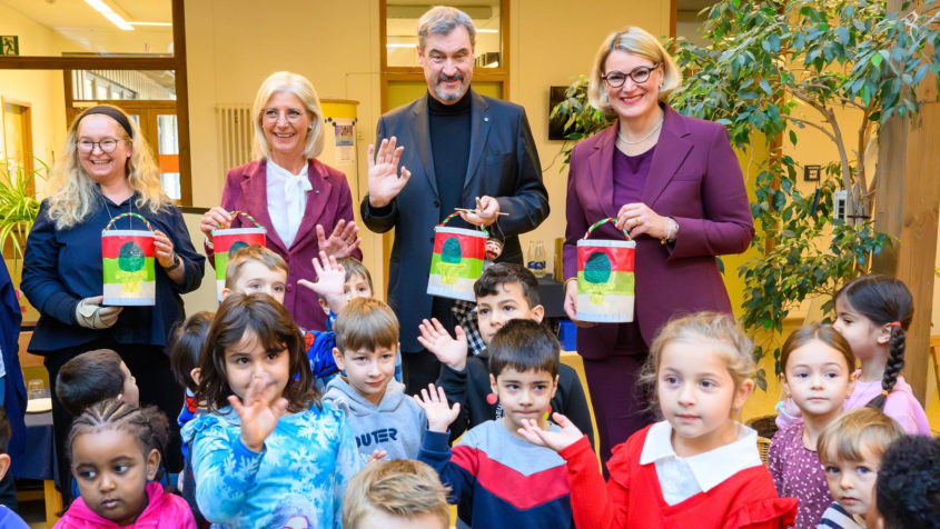 251028_Kita-Besuch in Augsburg_FR_1_169 Familienministerin Ulrike Scharf, Ministerpräsident Dr. Markus Söder und Augsburgs Oberbürgermeisterin Eva Weber besuchen die städtische Kindertageseinrichtung an der Schönbachstraße in Augsburg.