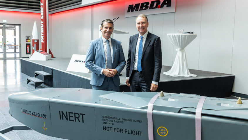 251021_MBDA Deutschland_FR_4 Europaminister Eric Beißwenger (links) und der Geschäftsführer MBDA Deutschland GmbH, Thomas Gottschild (rechts). © MBDA Deutschland GmbH