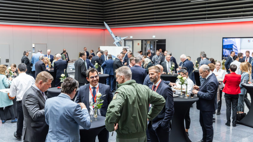 251021_MBDA Deutschland_FR_3 Der Light lunch "Enablement, Resilience & Total Defence" mit einer Delegation der Ständigen Vertreter im Nordatlantikrat findet bei der MBDA Deutschland GmbH in Schrobenhausen statt. © MBDA Deutschland GmbH