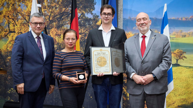 © Bayerische Staatskanzlei / Marc Beckmann Feierstunde zur Ehrung von zwei Gerechten unter den Völkern aufgenommen am 17.10.2025 in der Bayerischen Vertretung in Berlin. Copyright: Bayerische Staatskanzlei. Fotograf: Marc Beckmann, marcbeckmann.com, +49 (0) 170 20 48 427. Nutzungshinweis: Diese Terminfotos sind nur zur redaktionellen Verwendung bestimmt. Falls eine andere Verwendung gewünscht wird, kontaktieren Sie bitte presse-berlin@stk.bayern.de