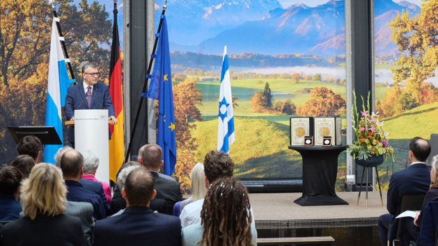 © Bayerische Staatskanzlei / Marc Beckmann Feierstunde zur Ehrung von zwei Gerechten unter den Völkern aufgenommen am 17.10.2025 in der Bayerischen Vertretung in Berlin. Copyright: Bayerische Staatskanzlei. Fotograf: Marc Beckmann, marcbeckmann.com, +49 (0) 170 20 48 427. Nutzungshinweis: Diese Terminfotos sind nur zur redaktionellen Verwendung bestimmt. Falls eine andere Verwendung gewünscht wird, kontaktieren Sie bitte presse-berlin@stk.bayern.de
