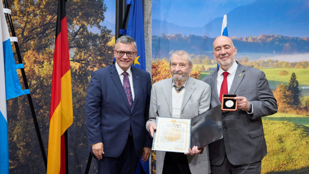© Bayerische Staatskanzlei / Marc Beckmann Feierstunde zur Ehrung von zwei Gerechten unter den Völkern aufgenommen am 17.10.2025 in der Bayerischen Vertretung in Berlin. Copyright: Bayerische Staatskanzlei. Fotograf: Marc Beckmann, marcbeckmann.com, +49 (0) 170 20 48 427. Nutzungshinweis: Diese Terminfotos sind nur zur redaktionellen Verwendung bestimmt. Falls eine andere Verwendung gewünscht wird, kontaktieren Sie bitte presse-berlin@stk.bayern.de