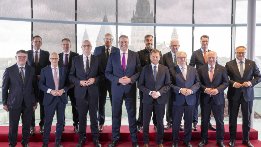 Gruppenbild der deutschen Ministerpräsidenten beim Auftakt der Ministerpräsidentenkonferenz 2025 in Mainz, Ministerpräsident Dr. Markus Söder, 2. Reihe. 3. von rechts. Foto: Staatskanzlei RLP / Peter Pulkowski