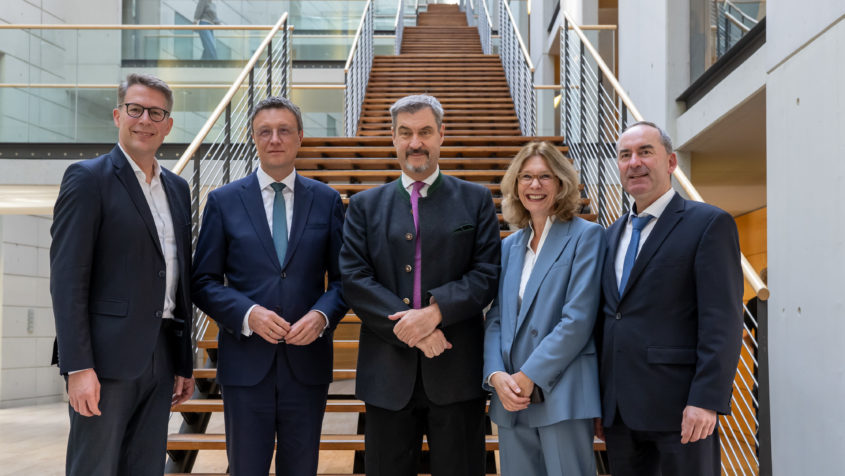 251021_Unterzeichnung MoU MPG Würzburg_FR_1 Wissenschaftsminister Markus Blume, der Präsident der Max-Planck-Gesellschaft, Prof. Dr. Patrick Cramer, Ministerpräsident Dr. Markus Söder, die Generalsekretärin der Max-Planck-Gesellschaft, Dr. Simone Schwanitz, und Wirtschaftsminister Hubert Aiwanger (v.l.n.r.).