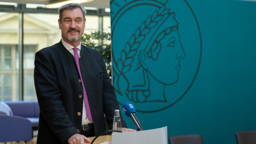 251021_Unterzeichnung MoU MPG Würzburg_FR_3 Ministerpräsident Dr. Markus Söder: "Noch mehr Spitzenforschung für Nordbayern: Wir arbeiten an einem neuen Hightech-Institut für Immunbiologie in Würzburg gemeinsam mit der Max-Planck-Gesellschaft. Bio-Life-Science ist neben KI und Quantencomputing eine entscheidende Zukunftstechnologie, die unser Leben besser machen wird. 'Max Planck' und Würzburg sind ein perfektes Match: Der Forschungs-Champion ist ein Turbo für jeden Wissenschaftsstandort und Würzburg bietet bereits jetzt ein starkes biomedizinisches Forschungsumfeld mit der Julius-Maximilians-Universität und der Uniklinik."