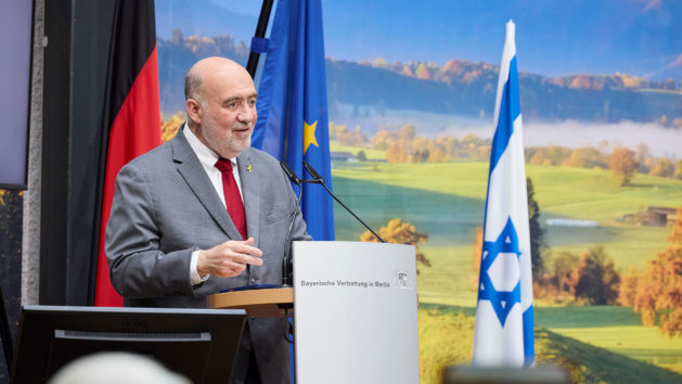 © Bayerische Staatskanzlei / Marc Beckmann Feierstunde zur Ehrung von zwei Gerechten unter den Völkern aufgenommen am 17.10.2025 in der Bayerischen Vertretung in Berlin. Copyright: Bayerische Staatskanzlei. Fotograf: Marc Beckmann, marcbeckmann.com, +49 (0) 170 20 48 427. Nutzungshinweis: Diese Terminfotos sind nur zur redaktionellen Verwendung bestimmt. Falls eine andere Verwendung gewünscht wird, kontaktieren Sie bitte presse-berlin@stk.bayern.de