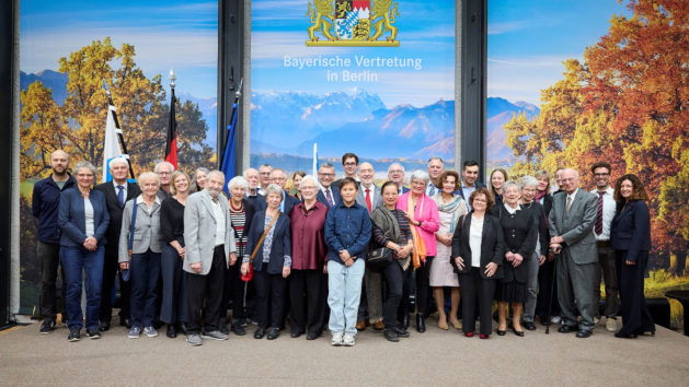 © Bayerische Staatskanzlei / Marc Beckmann Feierstunde zur Ehrung von zwei Gerechten unter den Völkern aufgenommen am 17.10.2025 in der Bayerischen Vertretung in Berlin. Copyright: Bayerische Staatskanzlei. Fotograf: Marc Beckmann, marcbeckmann.com, +49 (0) 170 20 48 427. Nutzungshinweis: Diese Terminfotos sind nur zur redaktionellen Verwendung bestimmt. Falls eine andere Verwendung gewünscht wird, kontaktieren Sie bitte presse-berlin@stk.bayern.de