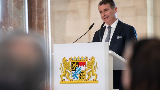 Europaminister Eric Beißwenger: "Freundschaft mit Frankreich – Freundschaft für Europa: Der Besuch ist ein starkes Zeichen für Frieden und Freiheit in Europa. Vor 80 Jahren endete die nationalsozialistische Gewaltherrschaft. Dieses Jahr ist ein Jahr der Dankbarkeit – gegenüber den Alliierten und den mutigen Widerstandskämpfern, die für unsere Freiheit ihr Leben gaben. 'Nie wieder' darf niemals nur ein Satz sein. Bayern steht fest an der Seite seiner jüdischen Bürgerinnen und Bürger. Antisemitismus hat bei uns keinen Platz – er wird mit der vollen Härte des Rechtsstaats verfolgt."